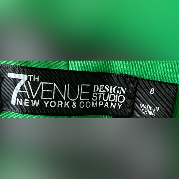 New York & Company Green Cropped Pants With Straight Leg - Picture 2 of 13